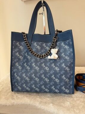 Coach Field 30 Tote bag With Horse And Carriage Print in blue with chain charm